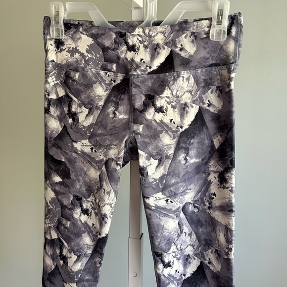 Fabletics Abstract Print 3/4 Length Athletic Leggings - Picture 2 of 3